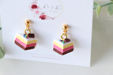 Load image into Gallery viewer, Medium Size Floral Studs
