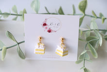 Load image into Gallery viewer, Medium Size Floral Studs