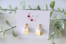 Load image into Gallery viewer, Medium Size Floral Studs