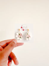Load image into Gallery viewer, Floral Earrings