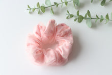 Load image into Gallery viewer, Scrunchie Netted Pink