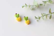 Load image into Gallery viewer, Green And Yellow Clip