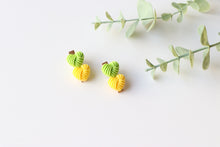 Load image into Gallery viewer, Green And Yellow Clip