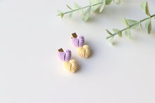 Load image into Gallery viewer, Purple and Cream Clips