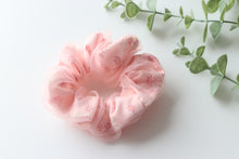 Load image into Gallery viewer, Scrunchie Netted Pink
