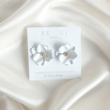 Load image into Gallery viewer, Petalie Luxe Jeweller
